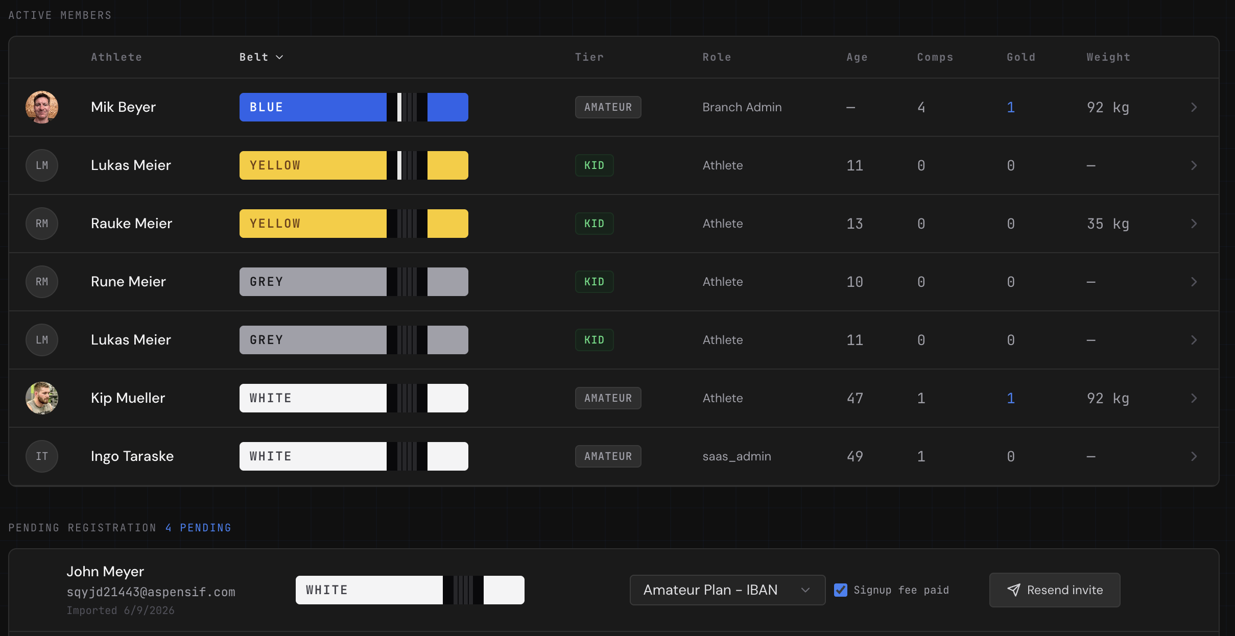 Pending registration section — plan dropdown, Signup fee paid checkbox, and Send invite link button per athlete