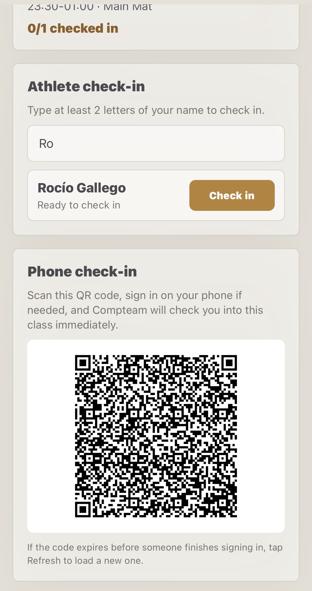 Écran kiosque de Compteam montrant la recherche d'athlète et les options de check-in par QR sur téléphone